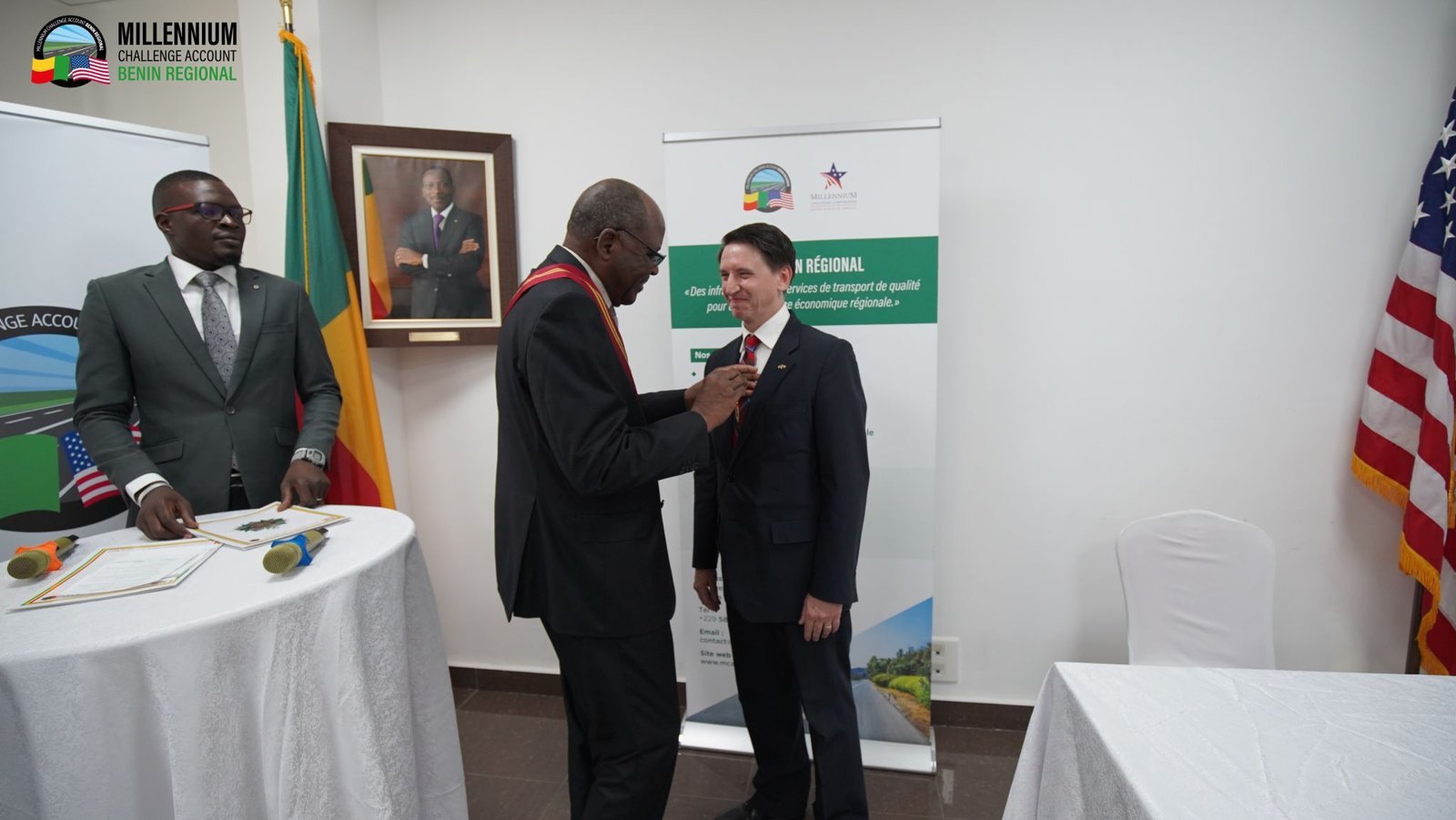 M. Christopher BROUGHTON a été décoré Officier de l’Ordre National du Bénin